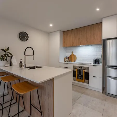 Urban Nest - Entire Townhouse And Free Parking Villa